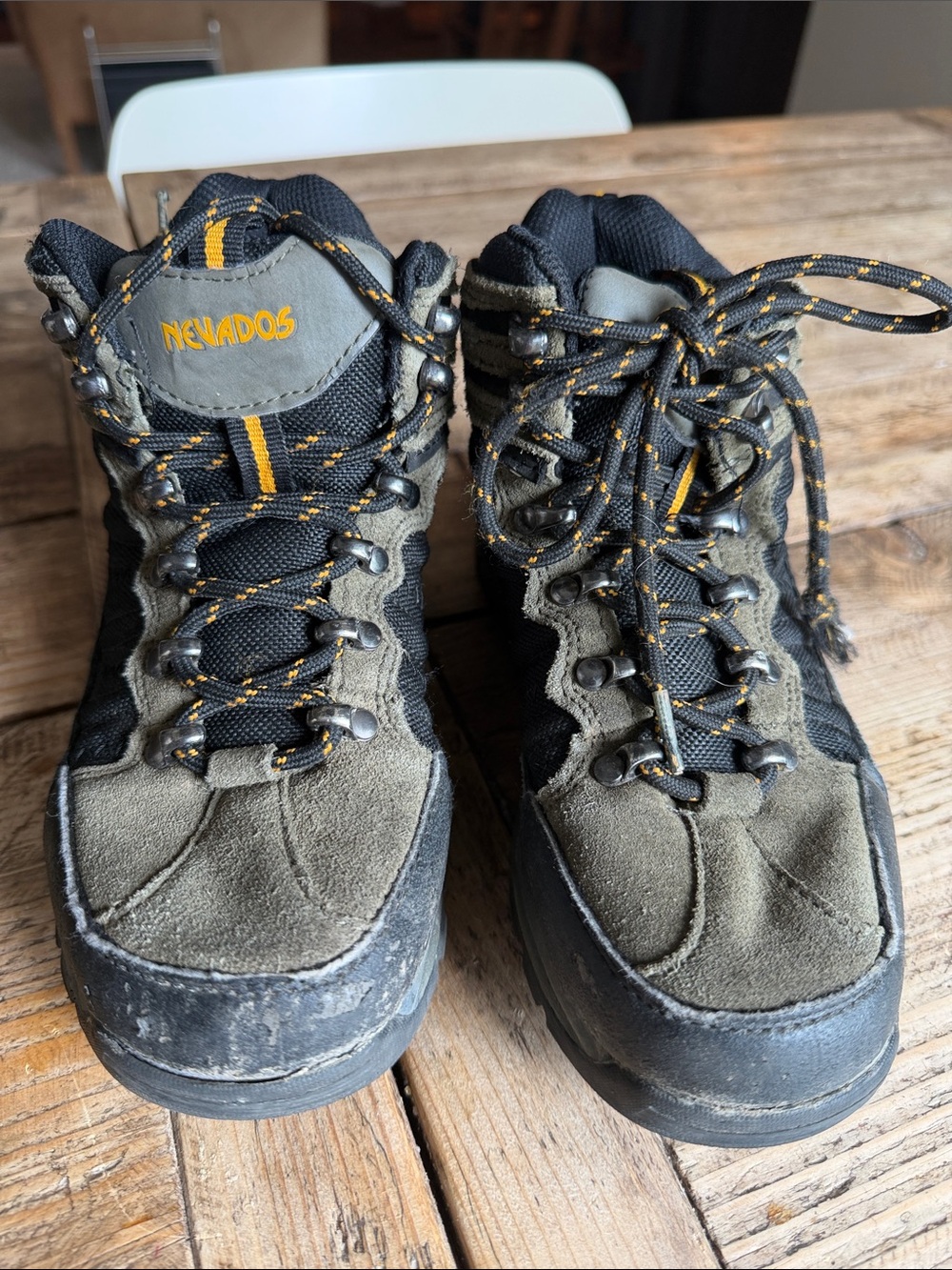 Nevados Hi-Tec Olive Green & Black Trail Boots for Kids size 4